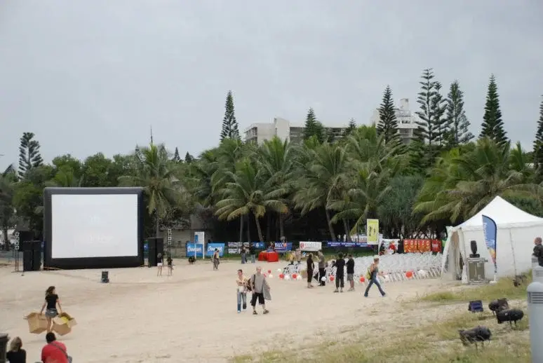 Pantalla de cine hinchable «Hallucine» instalada en la playa de Nueva Caledonia