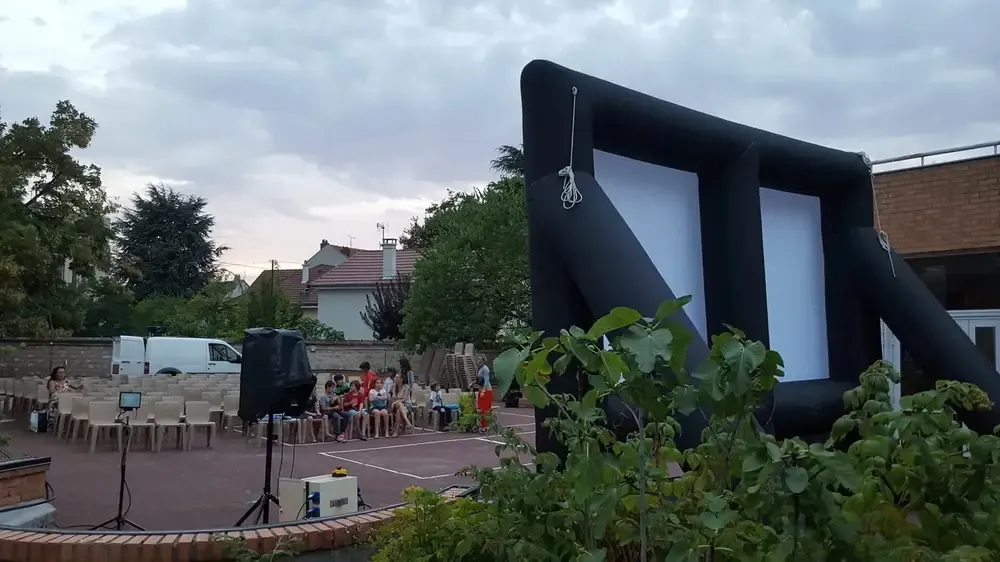Écran économique avec souffleur installé dans la cour d'un bâtiment