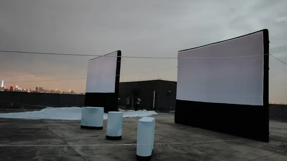 Écran gonflable 2.5m sur pieds pour projection en extérieur