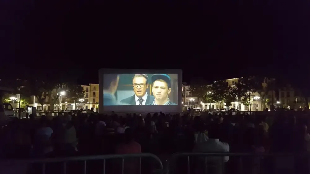 Projection à Bruxelles à la tombée de la nuit