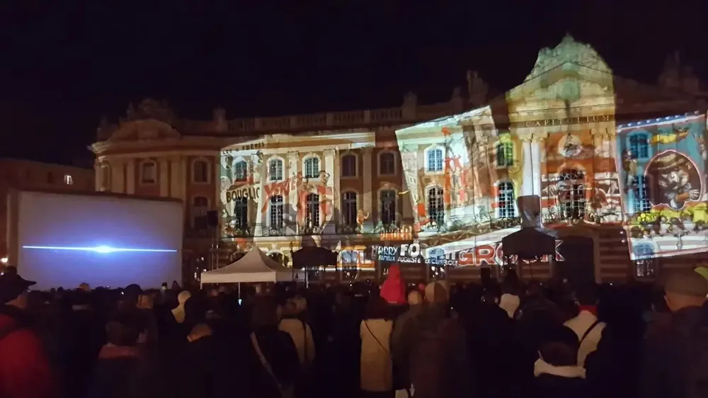 Événement cinéma en plein air avec écran gonflable