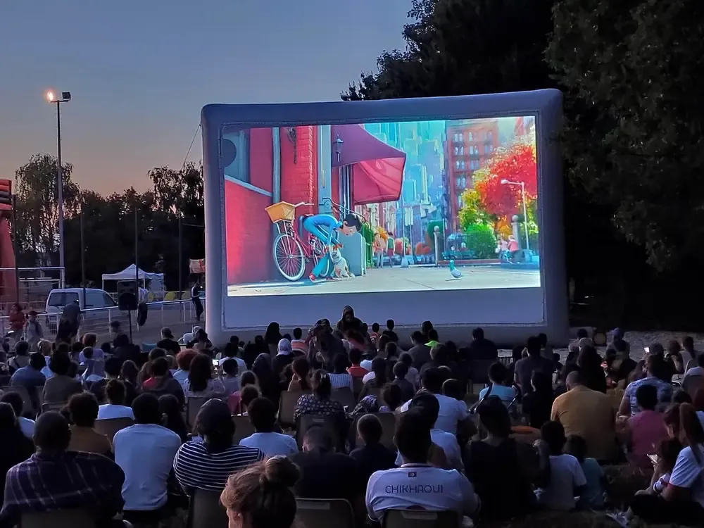 Projection en ville sur écran gonflable