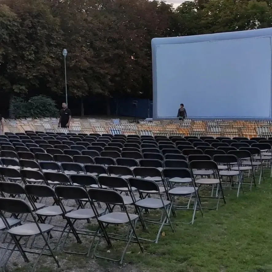 Projection en extérieur avec public assis