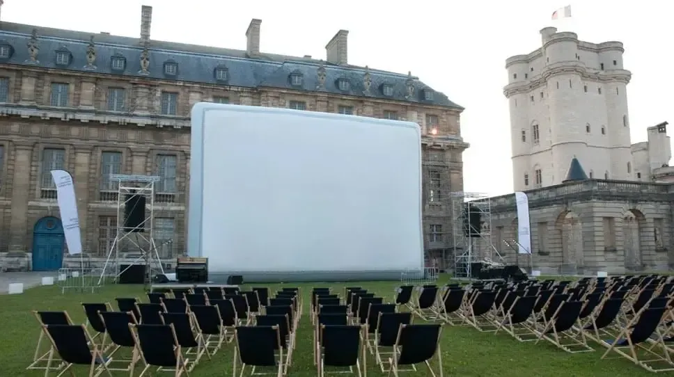 Cabine de projection mobile pour cinéma en plein air