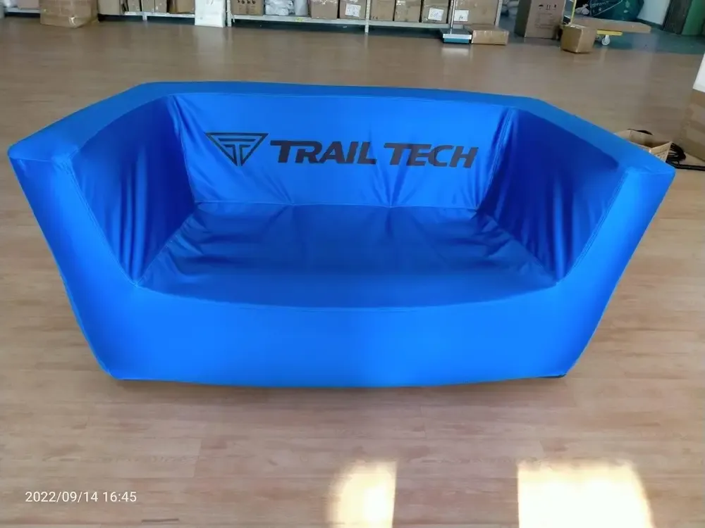 Fauteuils et tabourets gonflables espace lounge