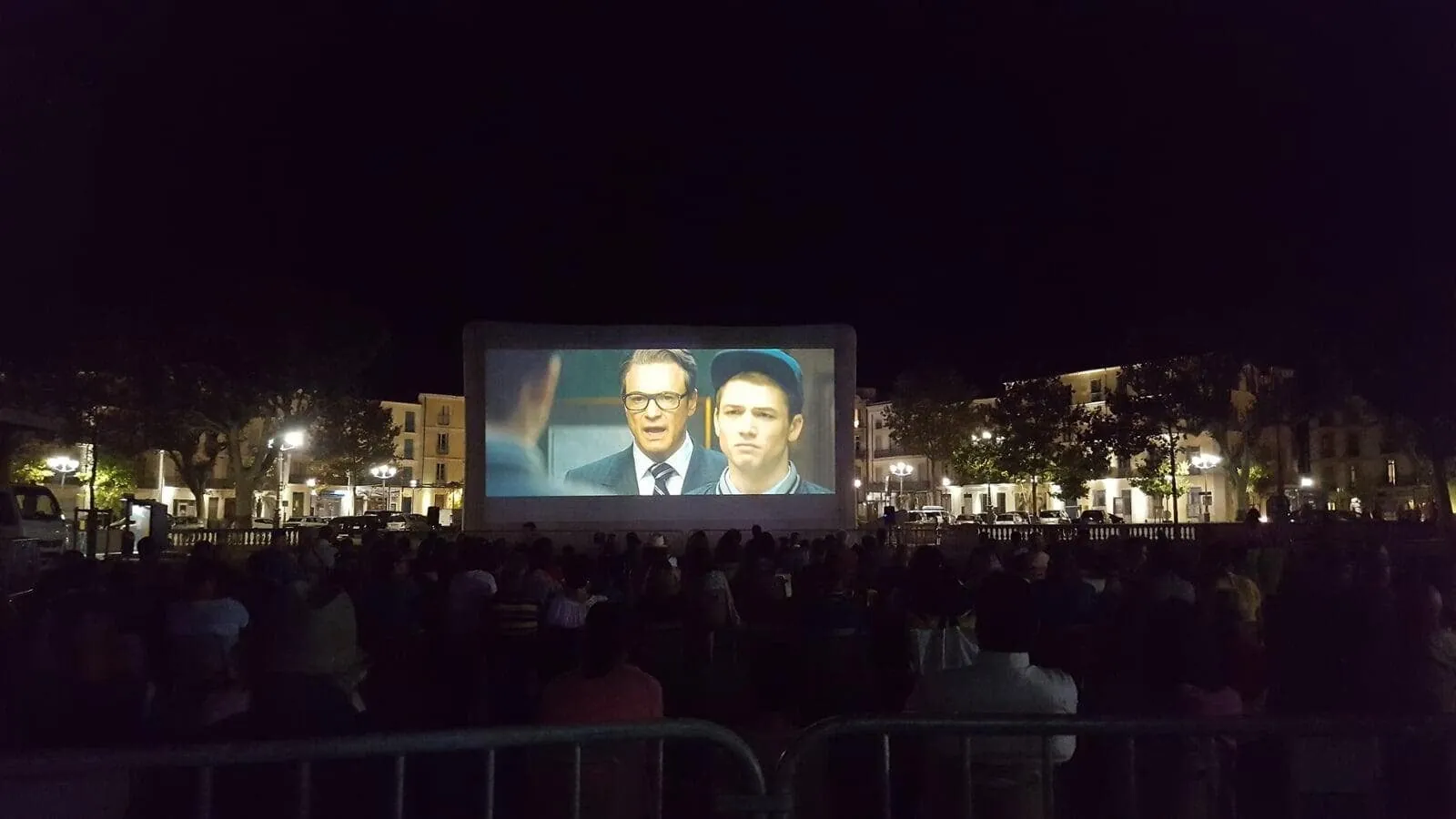 Installation écran de cinéma