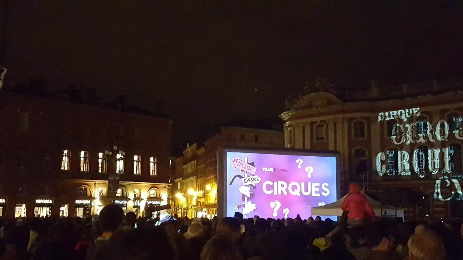 Foule devant écran de cinéma