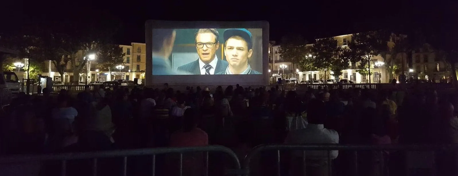 Public assistant à une projection de cinéma en plein air Hallucine en soirée