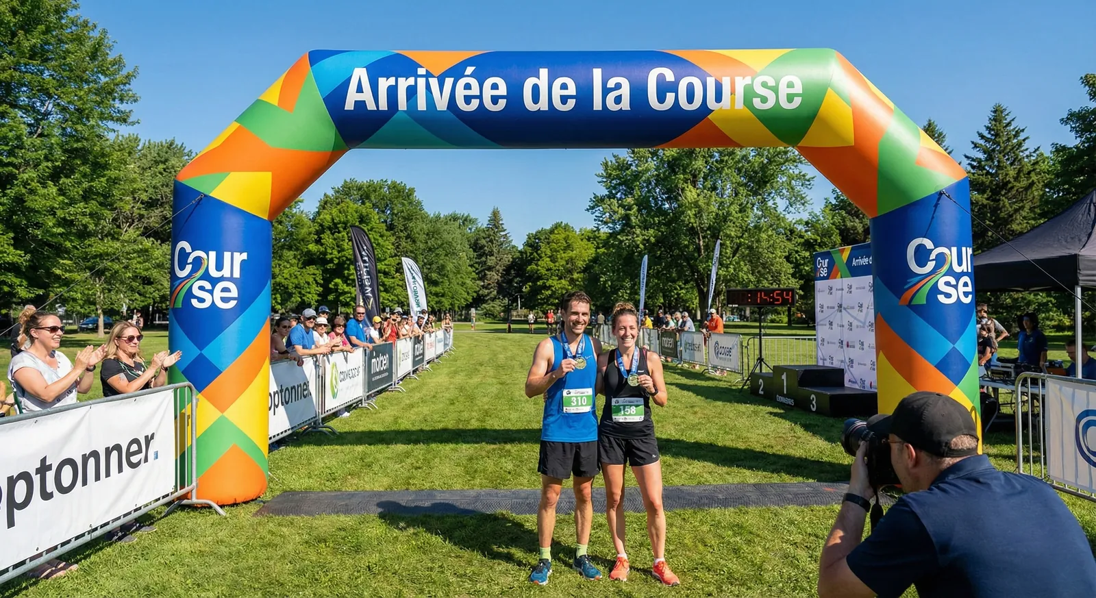 Arche gonflable colorée arrivée de course avec coureurs et médailles