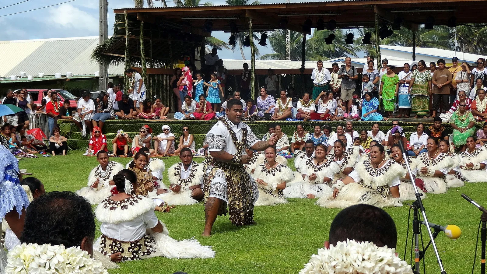 Danse traditionnelle wallisienne avant une projection de cinéma plein air Hallucine à Wallis-et-Futuna