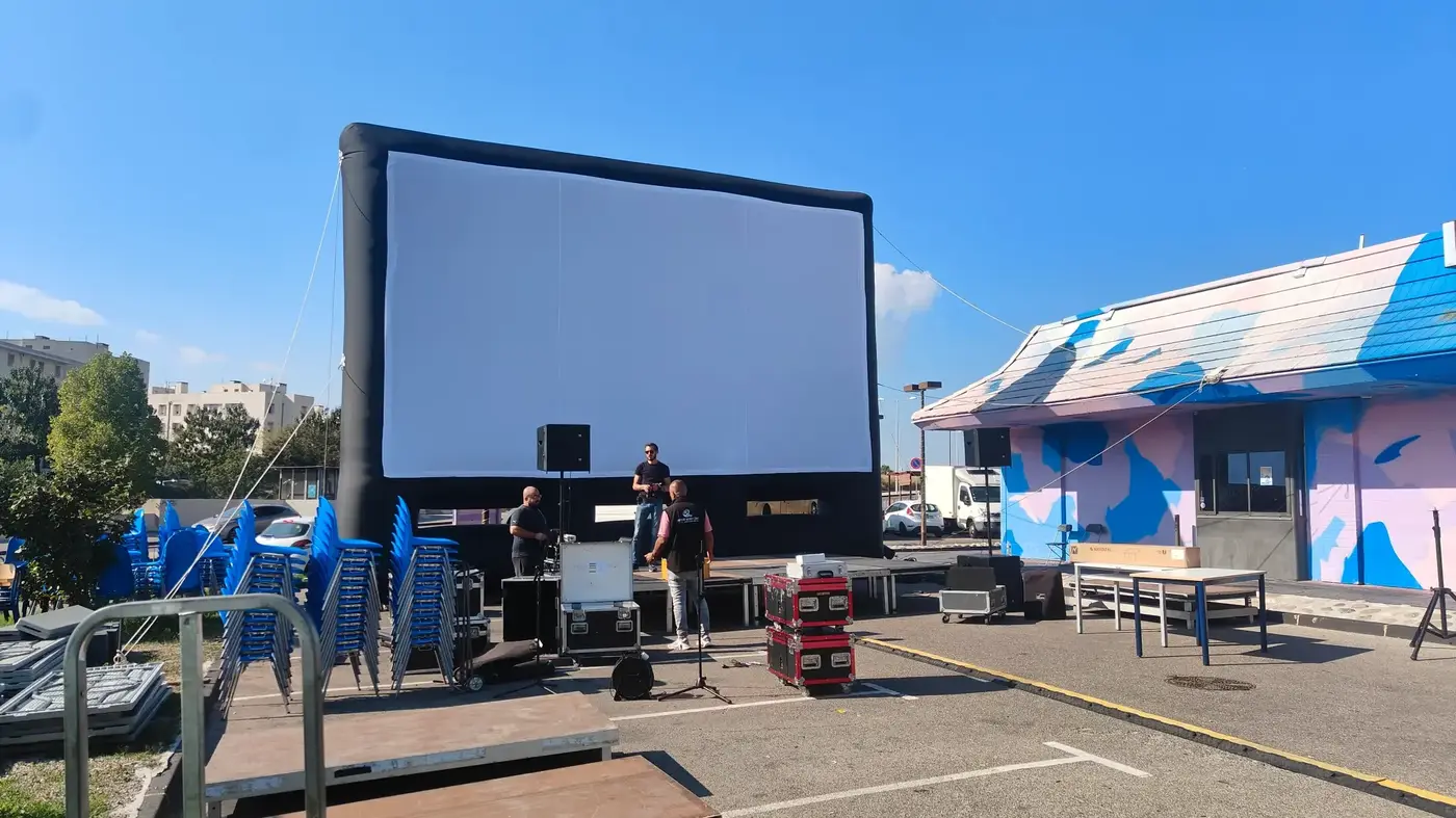 Pantalla hinchable «Hallucine» de 9 m en exteriores con equipo técnico