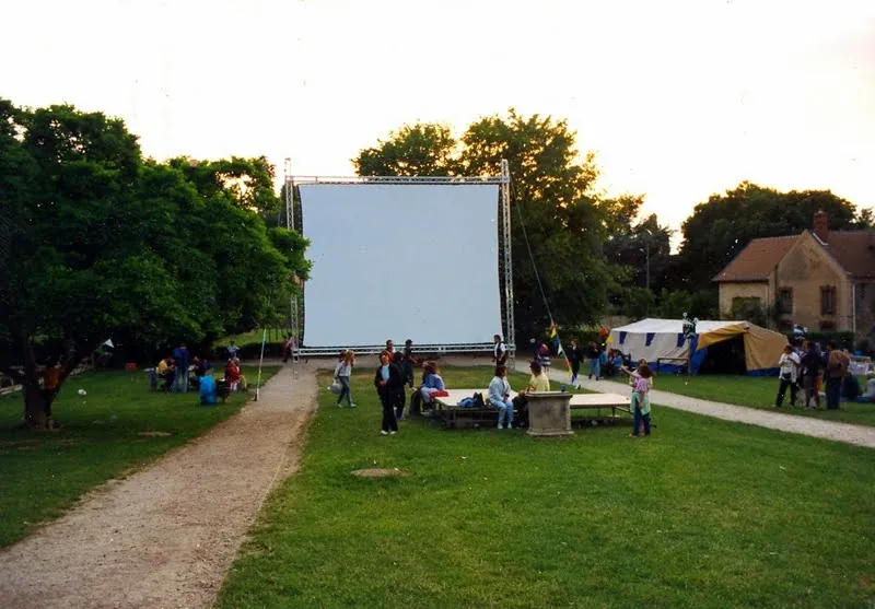 Pantalla de cine «Hallucine» montada sobre una estructura de feria al aire libre — aprendizaje del montaje rápido (1993)