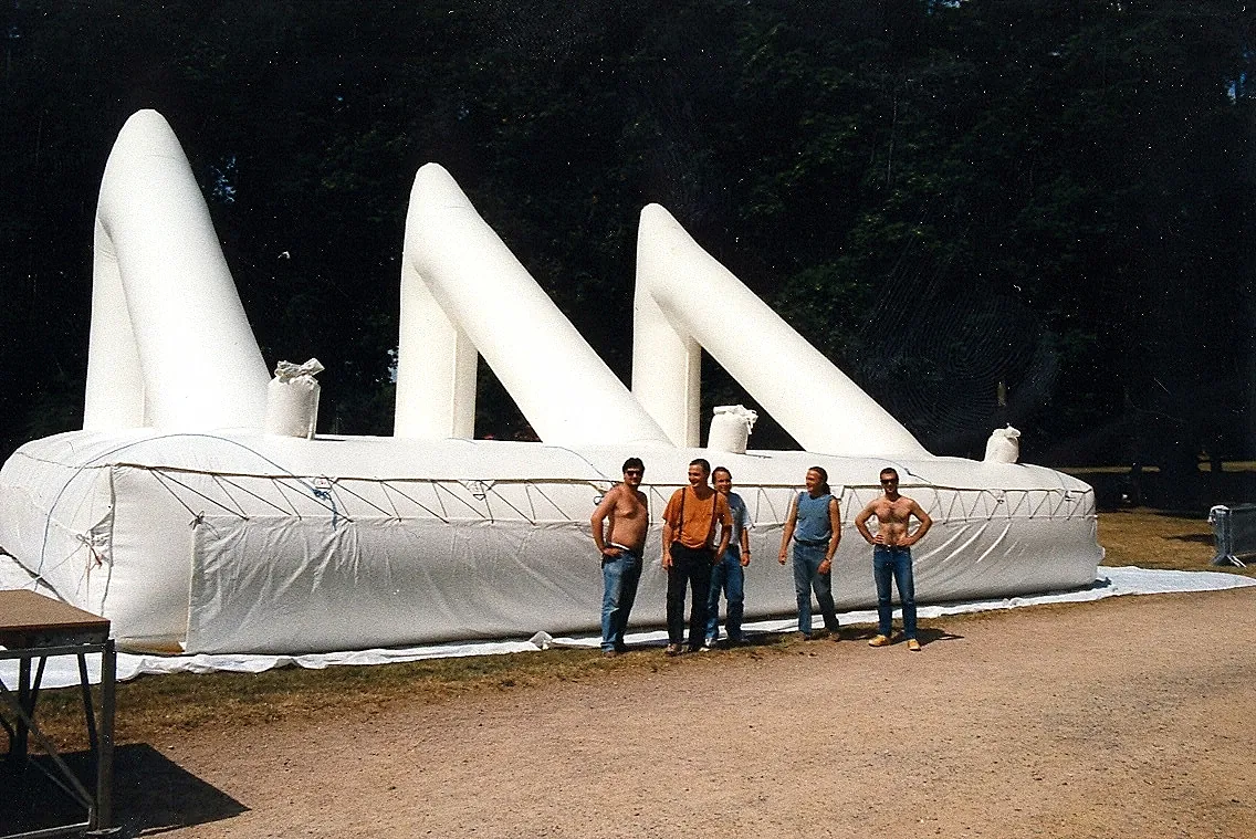Pantalla de cine de 15 metros fabricada con lona de camión, 600 kg: el error fatal que da origen a la búsqueda de la ligereza en *Hallucine* (1994)