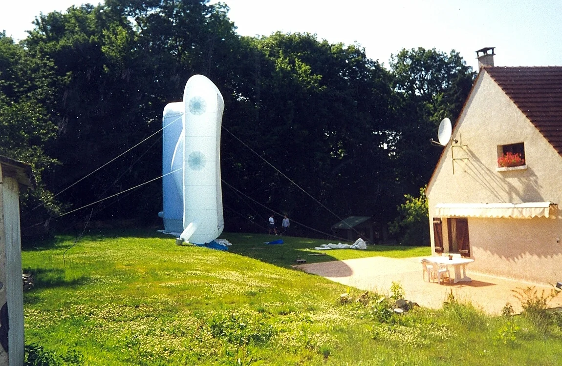 Pantalla de cine hinchable «Hallucine» en un jardín — taller de velas bretón, La Trinité-sur-Mer (1995)
