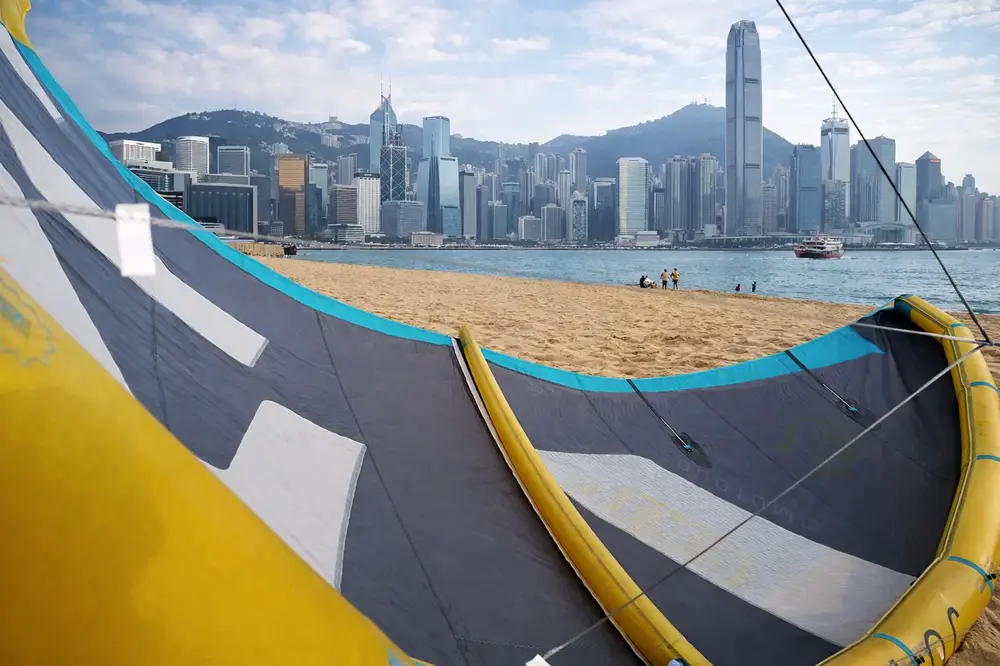 Kitesurf en una playa de Hong Kong: la inspiración de los tubos hinchables de la película *Hallucine* (2004)