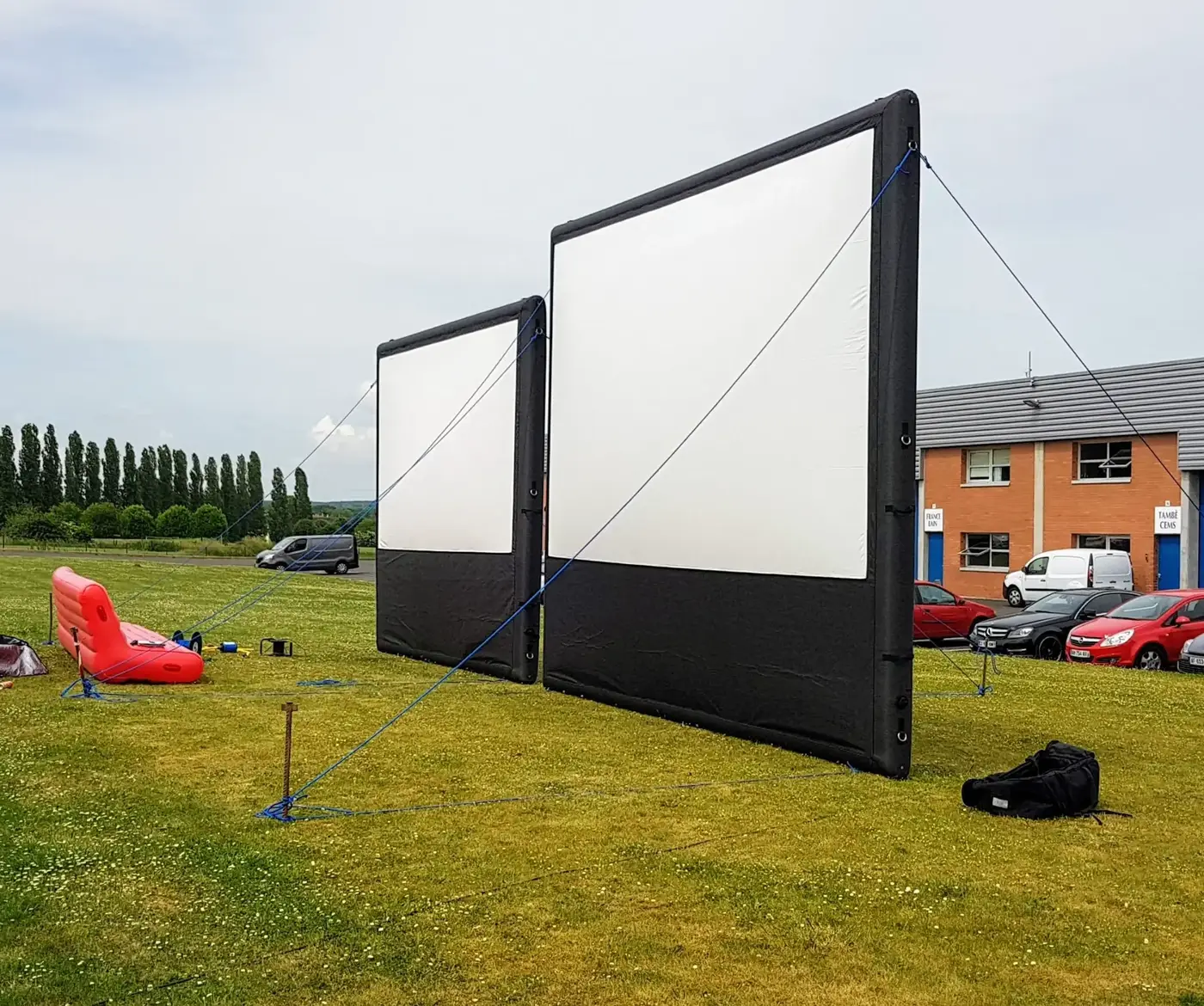 Gama de pantallas de cine hinchables e estancas Hallucine de 5 y 6 metros — cámara de aire sellada, sin soplador (2010)
