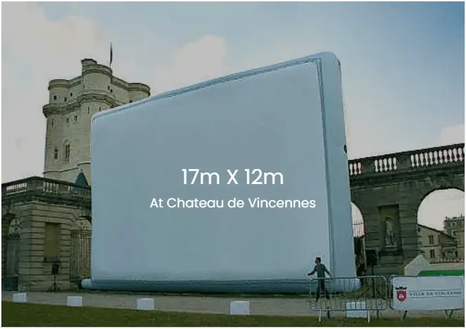 Écran de cinéma géant gonflable de 17m sur 12m installé au Château de Vincennes