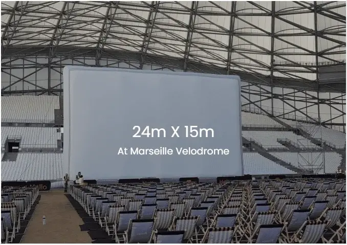 Aufblasbare Riesenkinoleinwand mit den Maßen 24 m × 15 m im Stade Vélodrome in Marseille