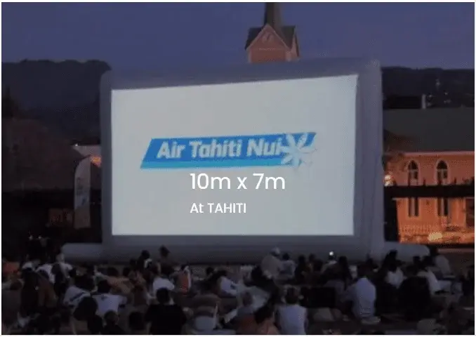Écran géant gonflable publicitaire pour la compagnie aérienne Air Tahiti Nui