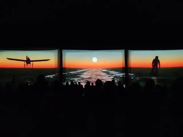 Trois écrans de cinéma géants gonflables installés en plein air au coucher du soleil