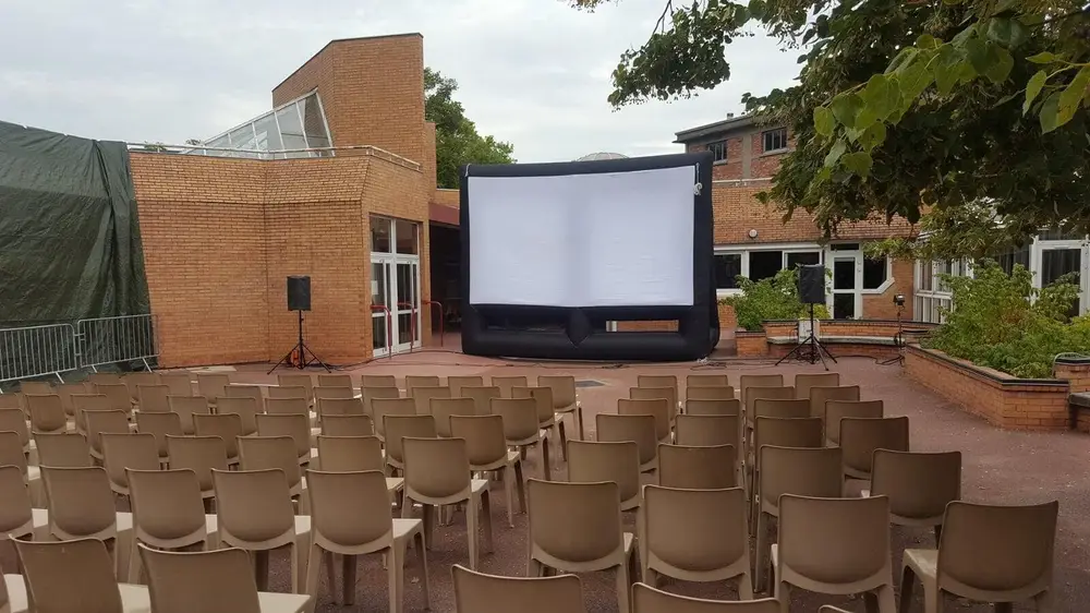 Pantalla económica con soplador instalada en el patio de un edificio