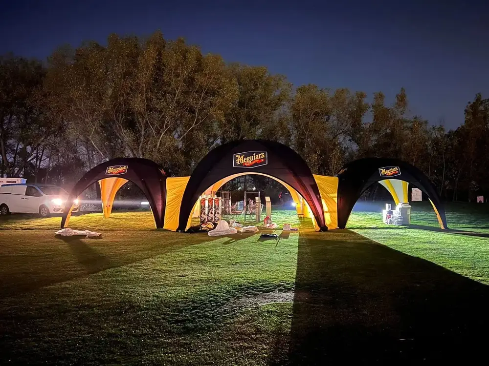 Tentes gonflables X Meguiar's noires et jaunes de nuit