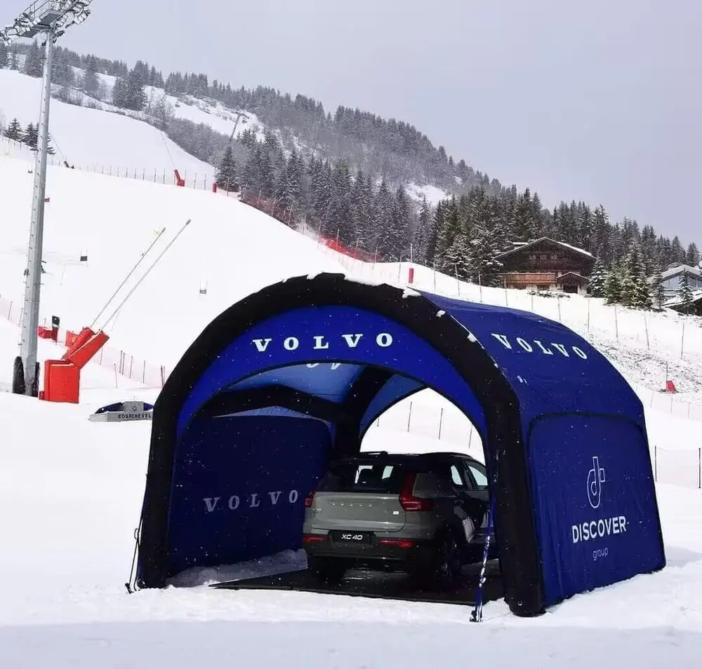 Tente gonflable N Volvo Discover dans la neige