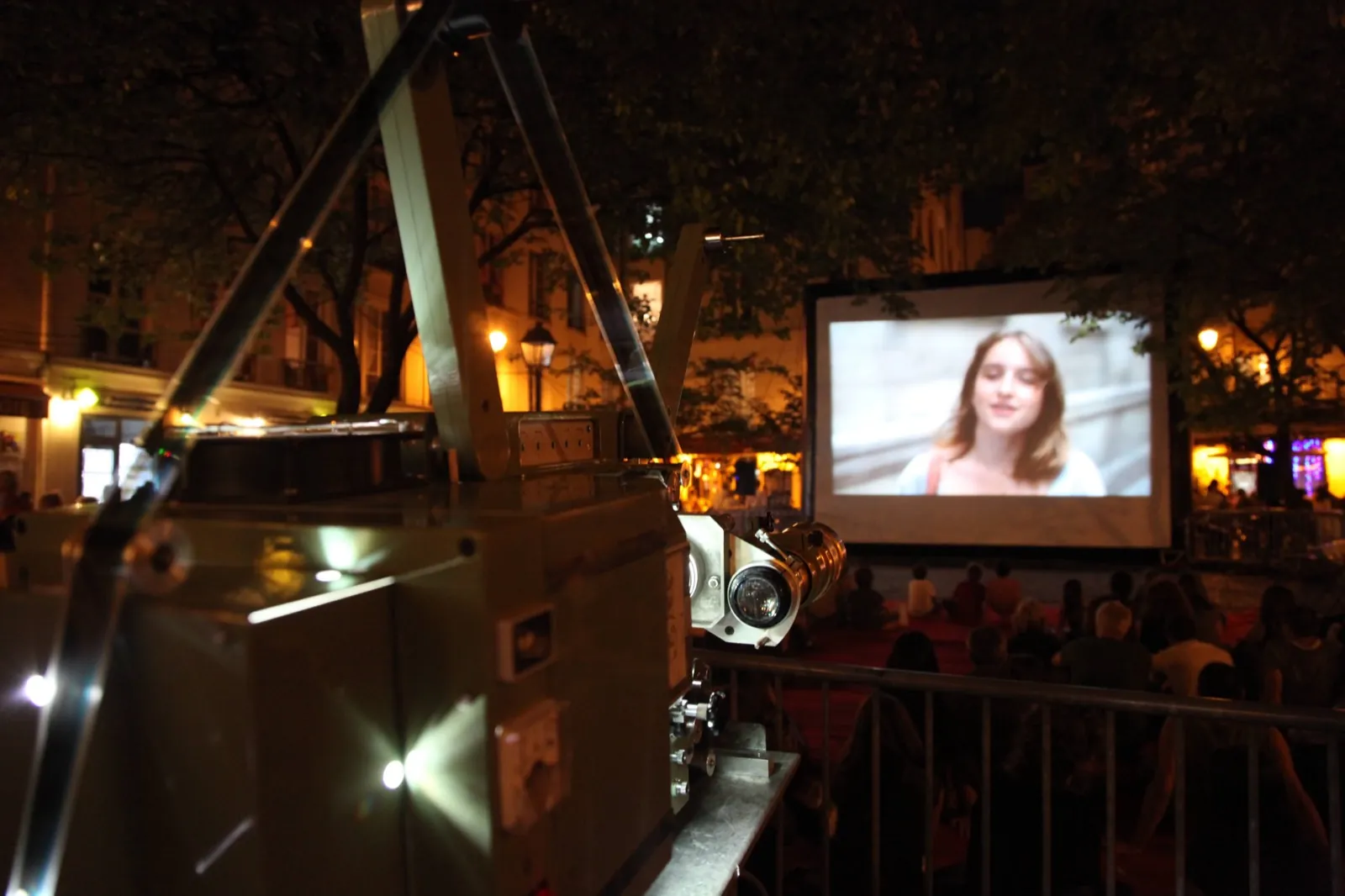 Projection de cinéma en plein air sur écran gonflable Hallucine, projecteur de cinéma au premier plan