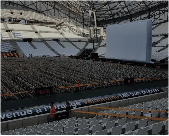 Écran de cinéma géant gonflable sur la pelouse du stade Orange Vélodrome à Marseille