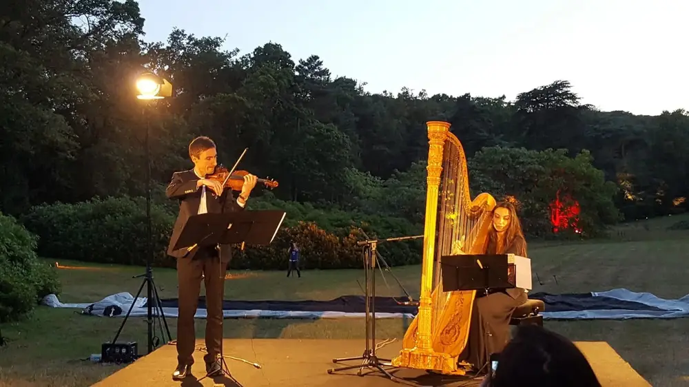 Écran géant gonflable utilisé lors d'un concert de musique classique en plein air