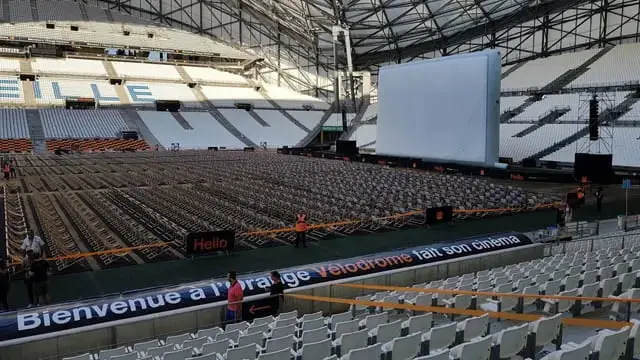 Vue depuis les gradins de l'écran géant gonflable au stade Vélodrome Orange de Marseille