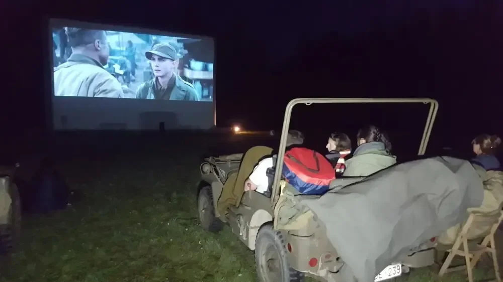 Schermo cinematografico drive-in nella foresta di sera: Hallucine