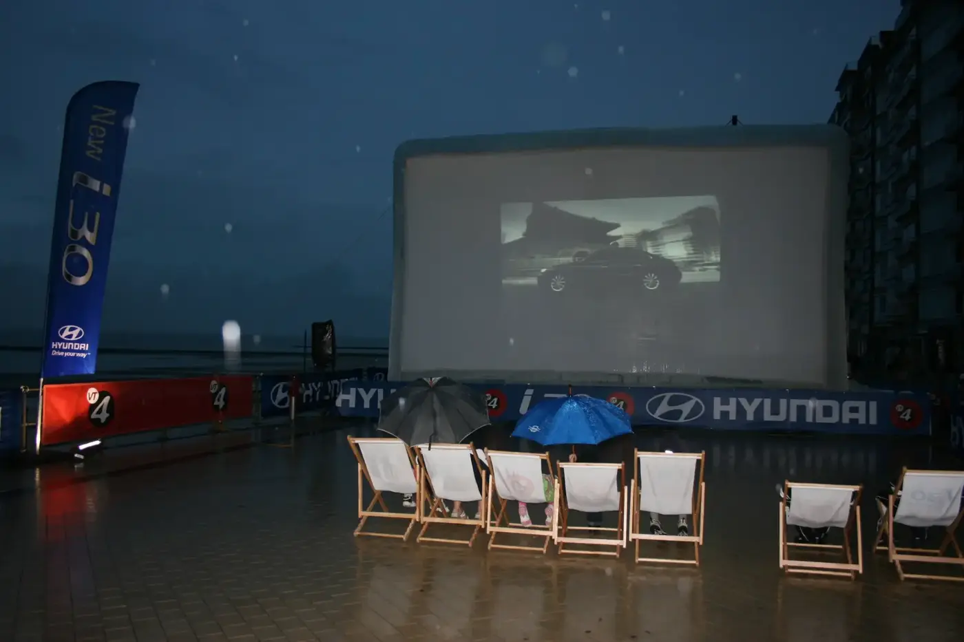 Projection nocturne Hyundai sur écran de cinéma gonflable Hallucine à Ostende, Belgique