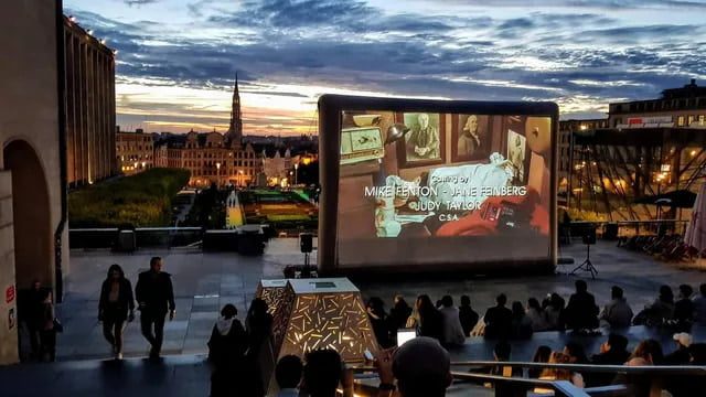 Riesige aufblasbare Kinoleinwand mitten in der Pariser Innenstadt