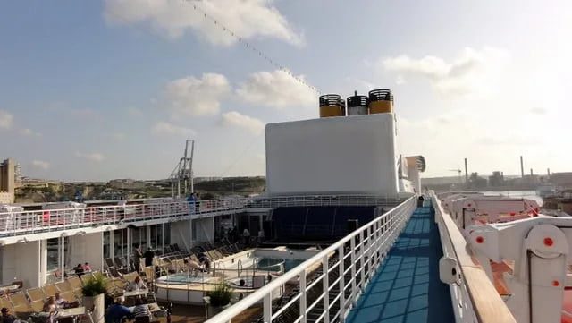 Filmvorführung auf einer aufblasbaren Großleinwand, die auf dem Deck eines Kreuzfahrtschiffes aufgestellt ist