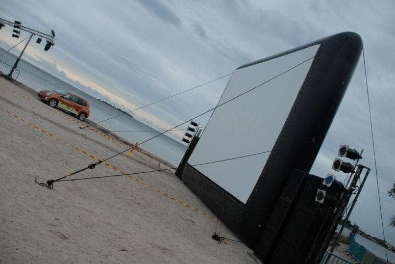 Pantalla económica sin soplador instalada en un parque
